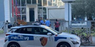 Alarm te Drejtoria e Policisë së Tiranës! Zjarr në ambientet e godinës