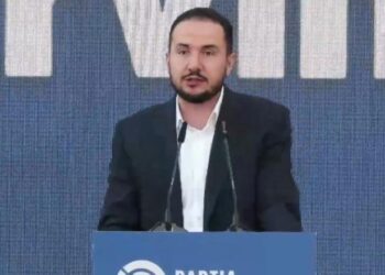 Demokratët mblidhen tek Sheshi “Nënë Tereza”/ Salianji: Berisha, autokrati i opozitës