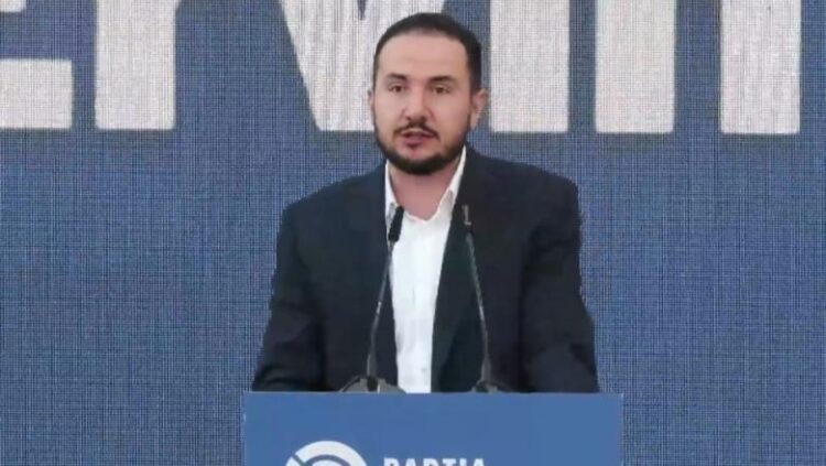 Demokratët mblidhen tek Sheshi “Nënë Tereza”/ Salianji: Berisha, autokrati i opozitës