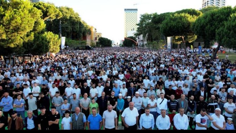 Festa e Kurban Bajramit, Komuniteti musliman njofton besimtarët mbi vendin se ku do të falen