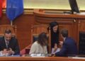 “Çohu se nuk lejohet”, Ferit Hoxha i zë vendin Ramës në Kuvend, përfaqësuesja e Kuvendit e përze me shpejtësi