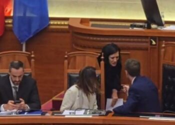 “Çohu se nuk lejohet”, Ferit Hoxha i zë vendin Ramës në Kuvend, përfaqësuesja e Kuvendit e përze me shpejtësi