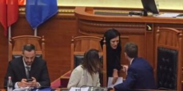 “Çohu se nuk lejohet”, Ferit Hoxha i zë vendin Ramës në Kuvend, përfaqësuesja e Kuvendit e përze me shpejtësi