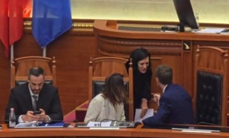 “Çohu se nuk lejohet”, Ferit Hoxha i zë vendin Ramës në Kuvend, përfaqësuesja e Kuvendit e përze me shpejtësi