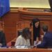 “Çohu se nuk lejohet”, Ferit Hoxha i zë vendin Ramës në Kuvend, përfaqësuesja e Kuvendit e përze me shpejtësi