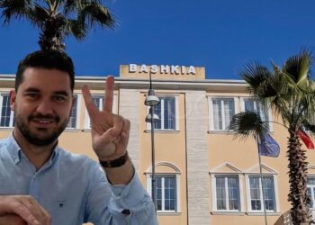 Fisnik Qosja i dërgon 2.5 MLD lekë Agron Kapllanajt/ Berisha e mallkon, kryebashkiaku demokrat e bekon me tendera