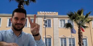 Fisnik Qosja i dërgon 2.5 MLD lekë Agron Kapllanajt/ Berisha e mallkon, kryebashkiaku demokrat e bekon me tendera