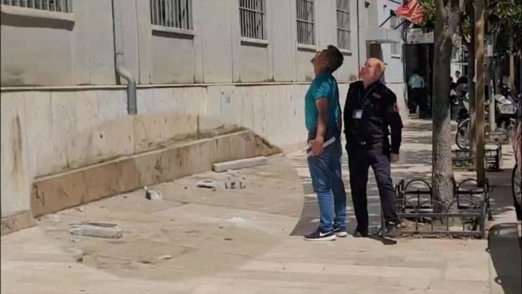 Skandal/ Shembet fasada e Gjykatës së Durrësit, pllakat e mermerit bien në trotuar