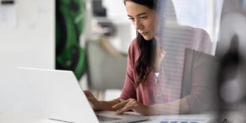 Gratë dominojnë garën për vendet e punës në administratë, mbajnë 62.7% të aplikimeve