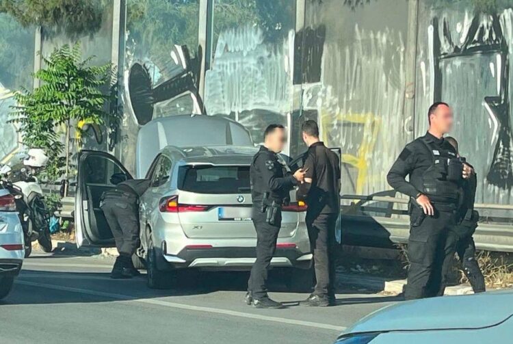 Plagosën me armë pronarin e një dyqani në Athinë, kush janë dy shqiptarët e arrestuar (Emrat)