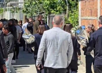 Durrësi vishet në zi! Mes dhimbjesh dhe lotësh, u jepet lamtumira e fundit dy të miturve që humbën jetën në aksidentin tragjik