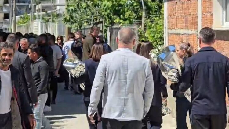 Durrësi vishet në zi! Mes dhimbjesh dhe lotësh, u jepet lamtumira e fundit dy të miturve që humbën jetën në aksidentin tragjik