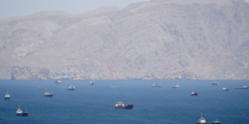 SHBA-ja nis shoqërimin e anijeve në Hormuz, Irani paralajmëron për shkelje të armëpushimit