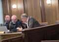 Nis seanca për ‘Sterilizimin’/ ish-ministri i Shëndetësisë, Ilir Beqaj nxirret nga kafazi i xhamit dhe ulet në krah të avokatit