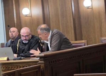 Nis seanca për ‘Sterilizimin’, ish-ministri i Shëndetësisë Ilir Beqaj nxirret nga kafazi i xhamit dhe ulet në krah të avokatit