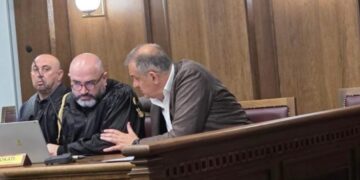 Nis seanca për ‘Sterilizimin’, ish-ministri i Shëndetësisë Ilir Beqaj nxirret nga kafazi i xhamit dhe ulet në krah të avokatit