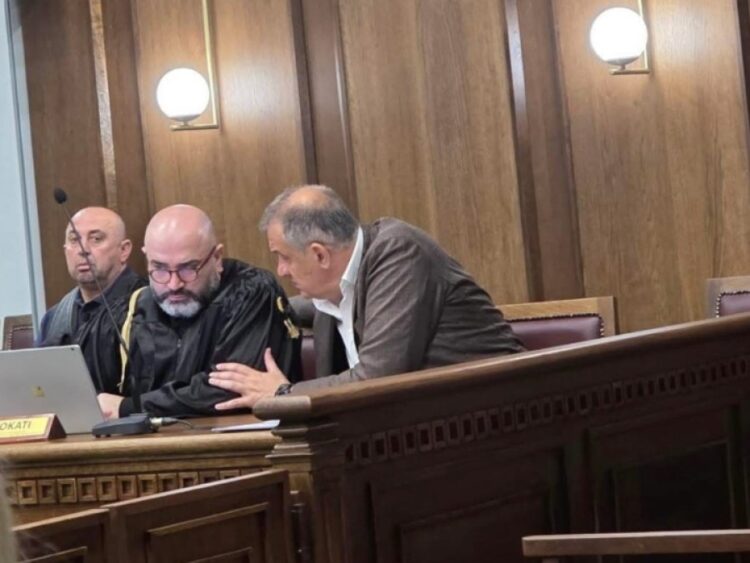 Nis seanca për ‘Sterilizimin’/ ish-ministri i Shëndetësisë, Ilir Beqaj nxirret nga kafazi i xhamit dhe ulet në krah të avokatit