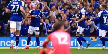 Ipswich ngjitet në Premier League, Anis Mehmetin e mbajnë në krahë si hero