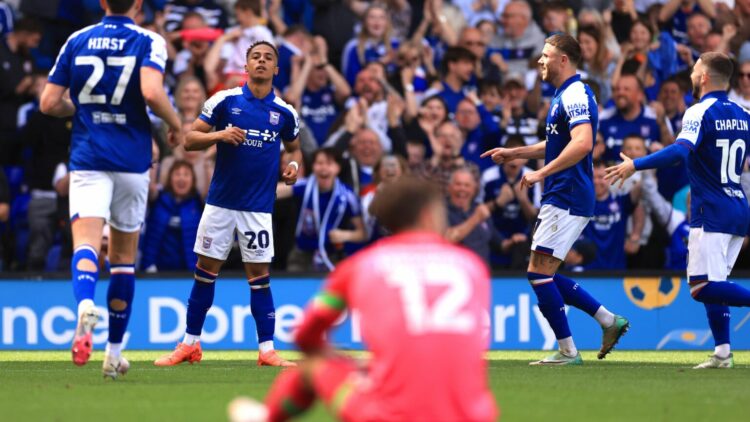 Ipswich ngjitet në Premier League, Anis Mehmetin e mbajnë në krahë si hero
