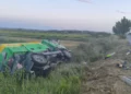 Aksident i trefishtë në Vlorë-Fier! Kamioni përmbyset në kanal, plagoset një person