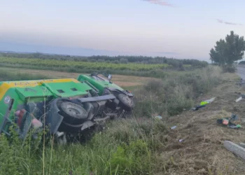 Aksident i trefishtë në Vlorë-Fier! Kamioni përmbyset në kanal, plagoset një person