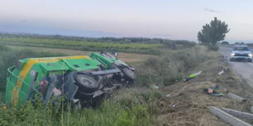 Aksident i trefishtë në Vlorë-Fier! Kamioni përmbyset në kanal, plagoset një person