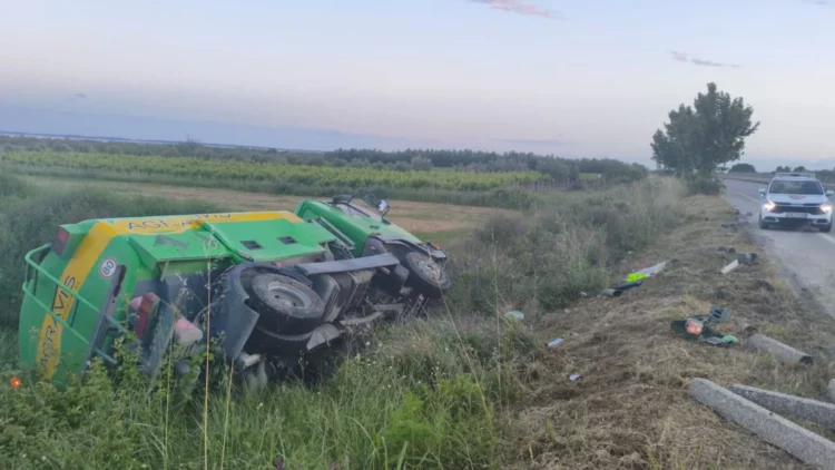 Aksident i trefishtë në Vlorë-Fier! Kamioni përmbyset në kanal, plagoset një person