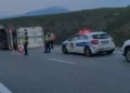 Mrekulli në Rrugën e Kombit, ‘dora e Zotit’ mban kamionin pa rënë në greminë