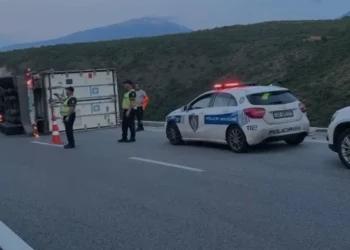 Mrekulli në Rrugën e Kombit, ‘dora e Zotit’ mban kamionin pa rënë në greminë