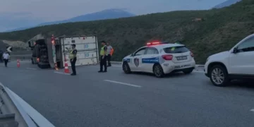 Mrekulli në Rrugën e Kombit, ‘dora e Zotit’ mban kamionin pa rënë në greminë