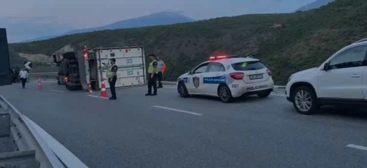 Mrekulli në Rrugën e Kombit, ‘dora e Zotit’ mban kamionin pa rënë në greminë