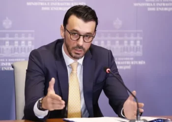 Përplasja për Aeroportin e Vlorës, ministri i Infrastrukturës: Nuk do të ndërhyjmë në konflikt