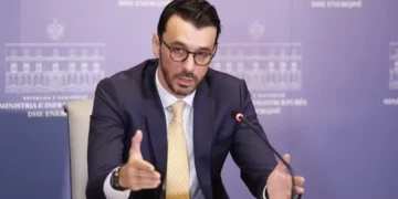 Përplasja për Aeroportin e Vlorës, ministri i Infrastrukturës: Nuk do të ndërhyjmë në konflikt