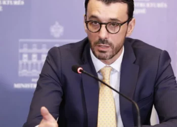 Trafiku në Rinas, ministri Karakaçi: Do shembet mbikalimi, do të ndërtohet një i ri me katër korsi!