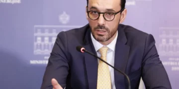 Trafiku në Rinas, ministri Karakaçi: Do shembet mbikalimi, do të ndërtohet një i ri me katër korsi!