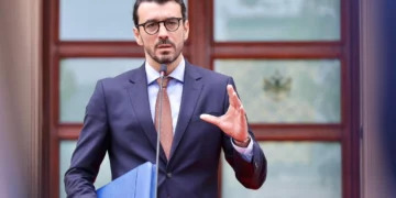 Qeveria miraton kompensim 50 lekë për litër karburant për transportin publik