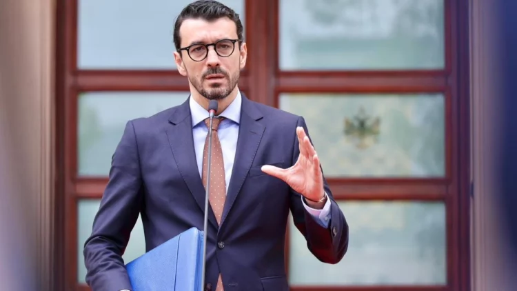 Qeveria miraton kompensim 50 lekë për litër karburant për transportin publik