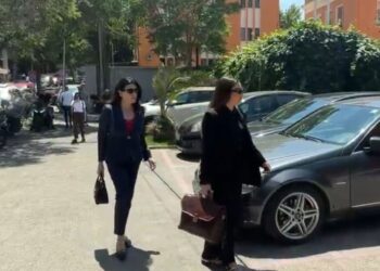 Skandali me tenderët e AKSHI-t! Mirlinda Karçanaj paraqitet në GJKKO, shoqërohet nga avokatja e saj