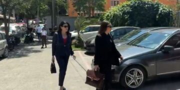 Skandali me tenderët e AKSHI-t! Mirlinda Karçanaj paraqitet në GJKKO, shoqërohet nga avokatja e saj