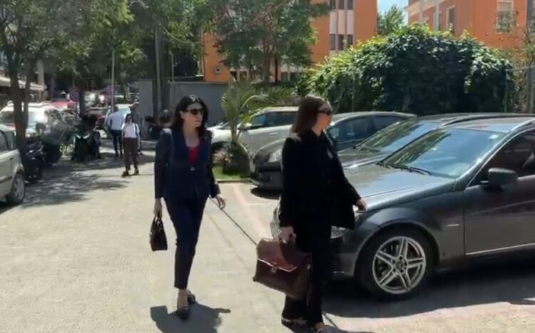 Skandali me tenderët e AKSHI-t! Mirlinda Karçanaj paraqitet në GJKKO, shoqërohet nga avokatja e saj
