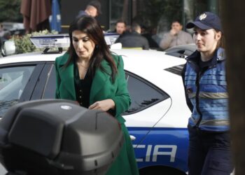 Tenderat e AKSHI-t/ Gjykata e Lartë heq arrestin shtëpiak për Mirlinda Karçanajn