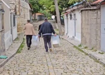 Tension dhe bllokim i votimit për kreun e PD-së në Korçë, komisionerët marrin kutitë dhe ikin