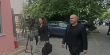 Akuza për korrupsion aktiv në zgjedhjet e 11 majit, kryebashkiaku i Vaut të Dejës paraqitet në GJKKO