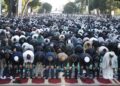 Festohet sot Kurban Bajrami, mijëra besimtarë myslimanë falën namazin në bulevardin “Dëshmorët e Kombit”