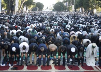 Festohet sot Kurban Bajrami, mijëra besimtarë myslimanë falën namazin në bulevardin “Dëshmorët e Kombit”