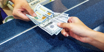 Euro e dollari e mbyllin majin më të dobëta se kurrë! Rekord i ri edhe për rezervat valutore