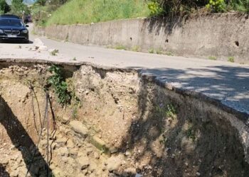 Rruga e dëmtuar në Lazarat, një pjesë e aksit u shemb nga shirat e janarit, banorët: Na rrezikohet jeta çdo ditë