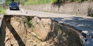 Rruga e dëmtuar në Lazarat, një pjesë e aksit u shemb nga shirat e janarit, banorët: Na rrezikohet jeta çdo ditë