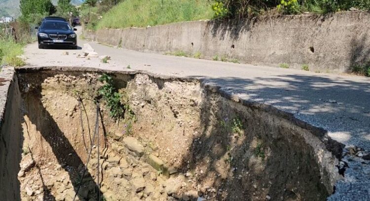 Rruga e dëmtuar në Lazarat, një pjesë e aksit u shemb nga shirat e janarit, banorët: Na rrezikohet jeta çdo ditë