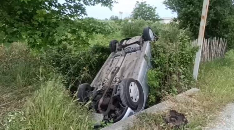 Aksident në autostradën Lushnje–Fier, mjeti del nga rruga dhe përmbyset në kanal